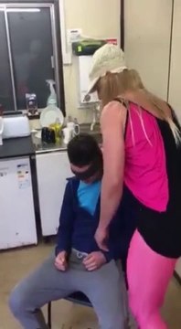 Ces ouvriers offrent une strip-tease à un apprenti ! Grosse blague