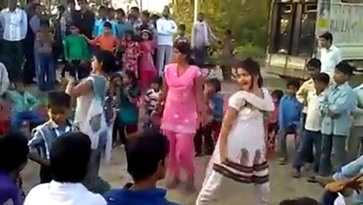 "..Lahori Girls Hot Mujra On Road - GVP.."