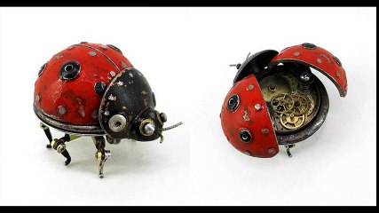 Particolari statue realizzate con pezzi di vecchie auto, orologi o altri materiali di riciclo