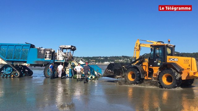 Saint-Michel-en-Grève (22). La ramasseuse d'algues en feu