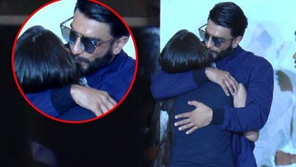 Ranveer Singh Openly FLIRTS With Girls At A Mall
