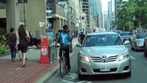 Un chauffeur de taxi fait exprès de renverser un coursier à Toronto