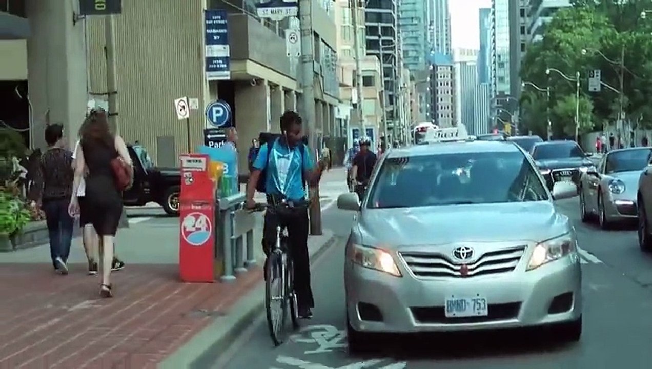Un chauffeur de taxi fait exprès de renverser un coursier à Toronto