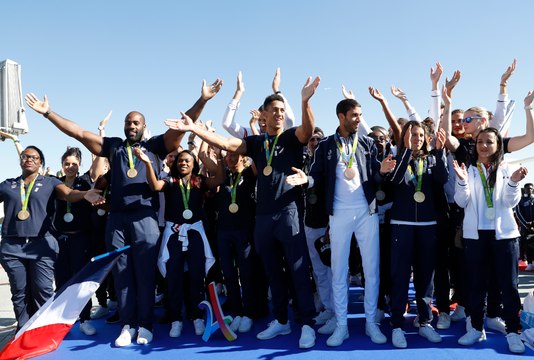 Un clapping, une Marseillaise : les athlètes français accueillis en héros à Roissy