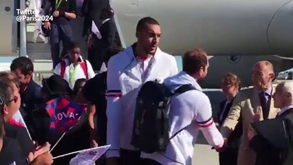 J.O. : L'arrivée des athlètes français à l'aéroport de Roissy