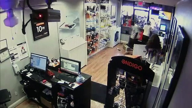 Un par de ladrones quedaron encerrados en tienda que intentaron robar
