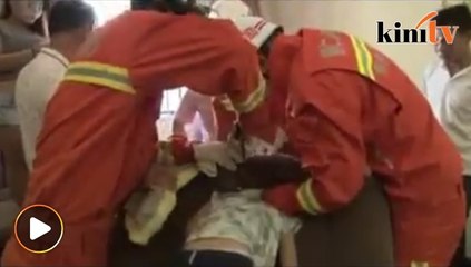 Kepala budak tersangkut pada sofa