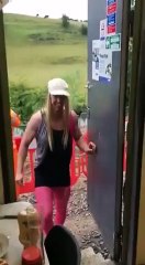 Des ouvriers offrent un strip-tease à un apprenti, mais il ne s'attendait pas à ça...