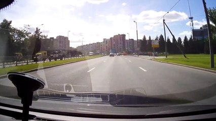 Une canalisation explose au bord d'une route