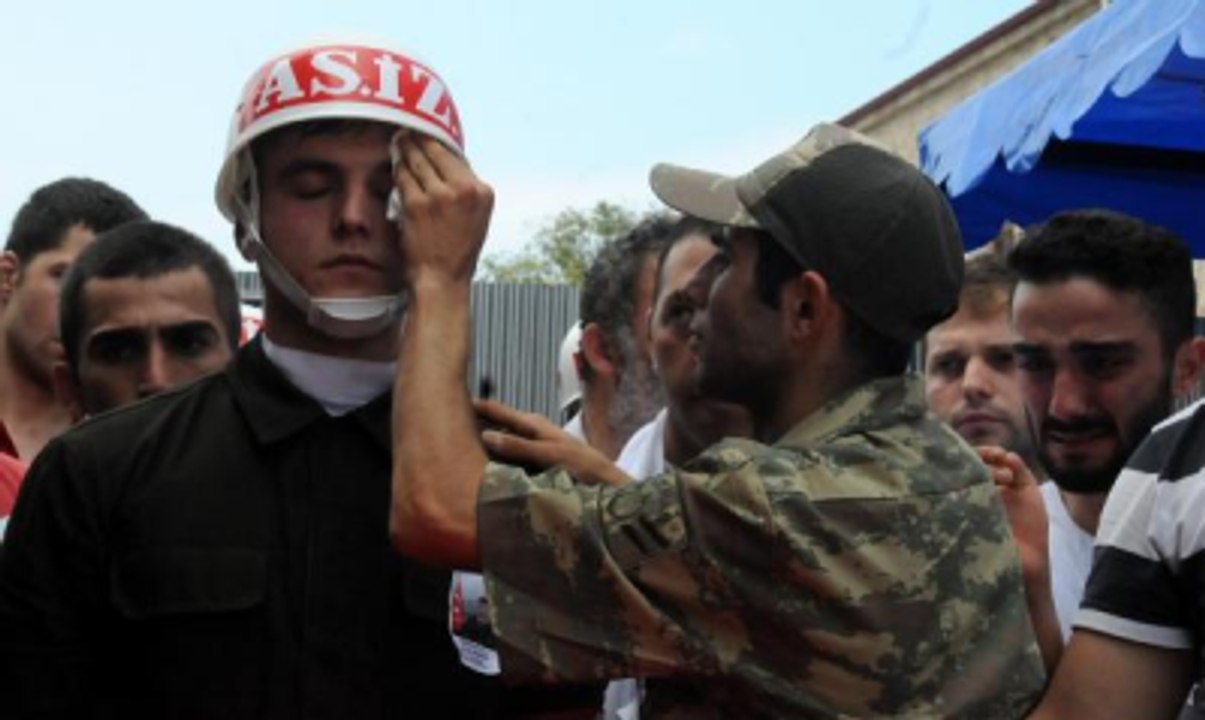 Şehidin Ağabeyi Askerin Terini Sildi