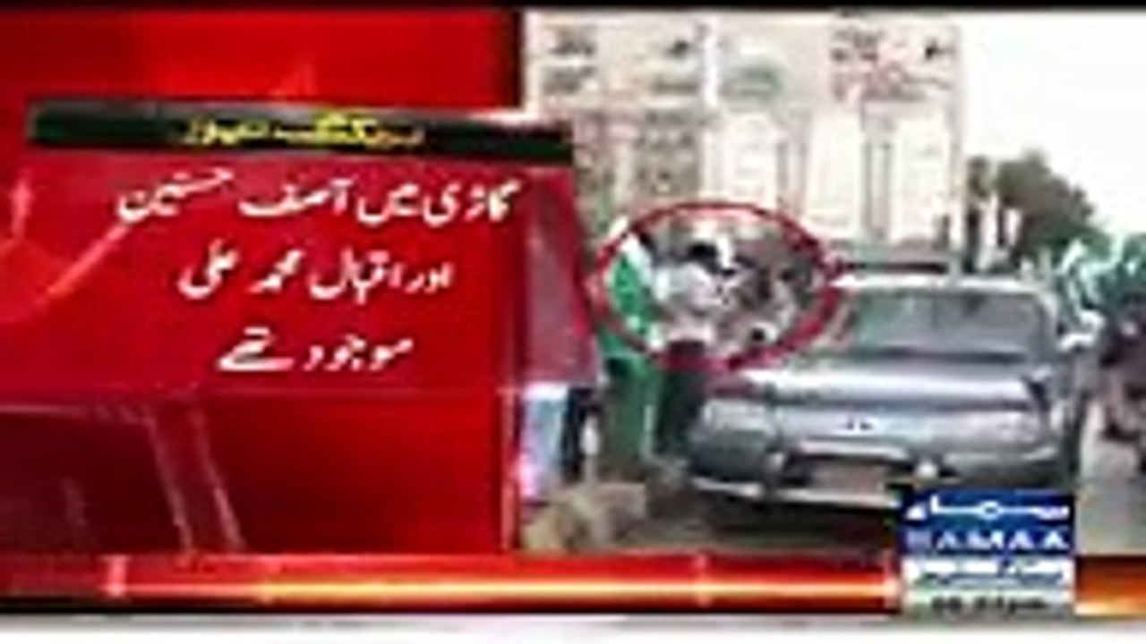 A Karachite Guy Showing CHAPAL To Mqm Leaders After Press Conference