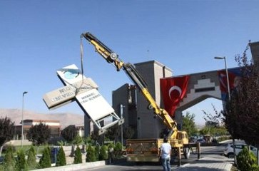 'Ömer Halisdemir Üniversitesi' Tabelaları Asıldı