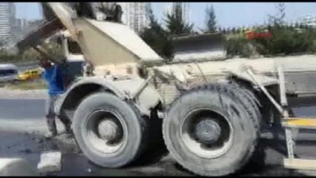 Beton Mikseri Devrildi, Beton Yola Döküldü