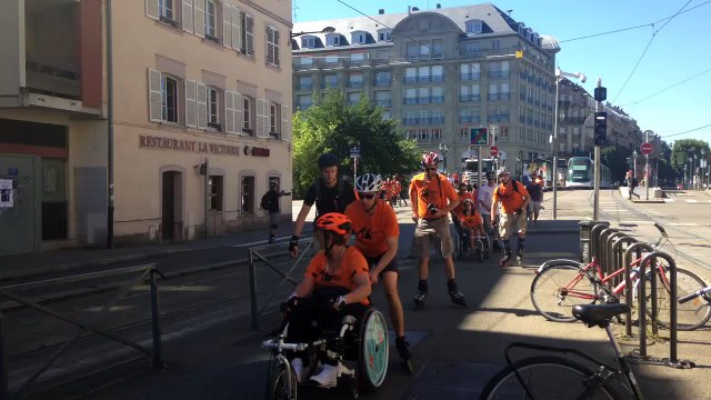 Des duos de handi-rollers traversent Strasbourg