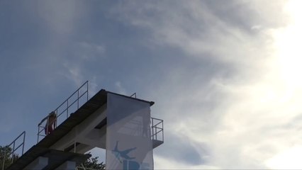 Download Video: Concours de plat en piscine. Et ça doit piquer à l'atterrissage