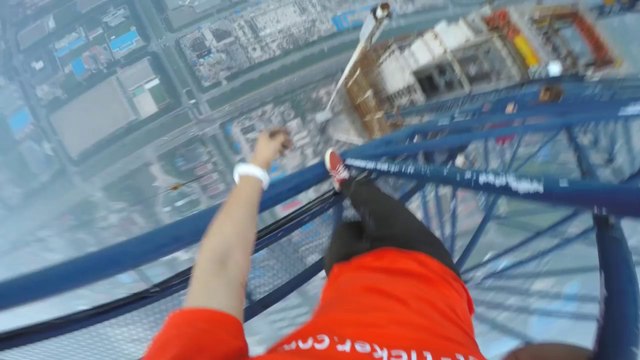 Vertigineux : ce couple russe escalade une tour en Chine