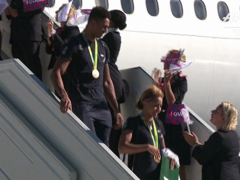 JO-2016: couple en or et boîte de nuit en plein ciel, les Bleus rentrent de Rio