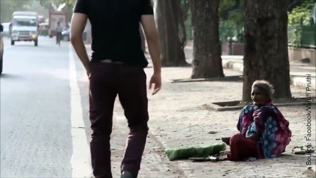 A 100 ans, cette mamie travaille toujours. Sa rencontre avec un jeune homme sur le trottoir, vous mettra les larmes aux