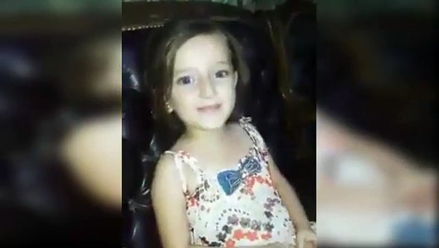 طفلة سورية تغني مع والدتها قبل أن يفاجئهما قصف جوي بحلب