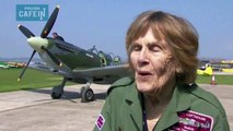 Cette mamie de 70 ans est toute heureuse de monter à bord d'un avion de chasse identique à celui qu'elle pilotait lors d