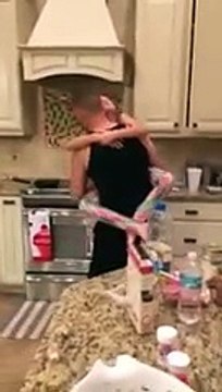 Elle croyait que son homme et sa fille préparaient le petit dej mais ce qu'elle voit à la place l'a bouleversée !