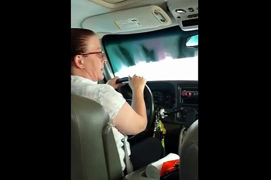 ARABA YIKARKEN SANROFU AÇIK UNUTAN BAYANIN BAŞINA GELENLER ÇOK KOMİK