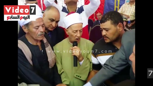 مدير أمن سوهاج يصلح بين عائلتين.. ويؤكد: لا تنمية بلا أمن