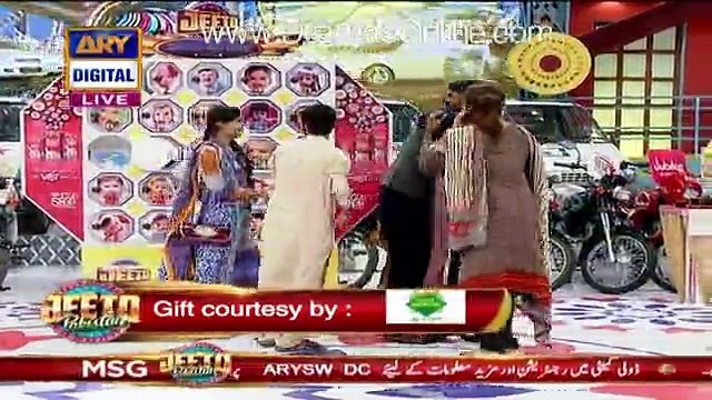 Car Jeetne Ki Khushi Main Larkion Ne Fahad Mustafa Ko Galey Laga Lia, Jis Per Fahad Ne Kia Kia