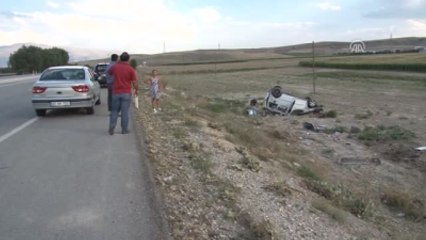Kamyonet Şarampole Devrildi: 4 Yaralı