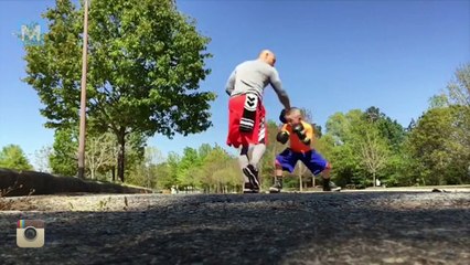 Θα πάθετε πλάκα!0 10 χρόνος πυγμάχος που έχει προκαλέσει φρενίτιδα στο διαδίκτυο!