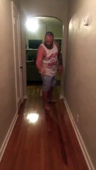 Une femme donne un coup de pied dans un godemichet et elle se fait surprendre.