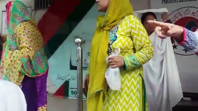 Mobile Footage :Mustafa Kamal's party member Posted Pakistan Zindabad Sticker on MQM 90 Office Door !