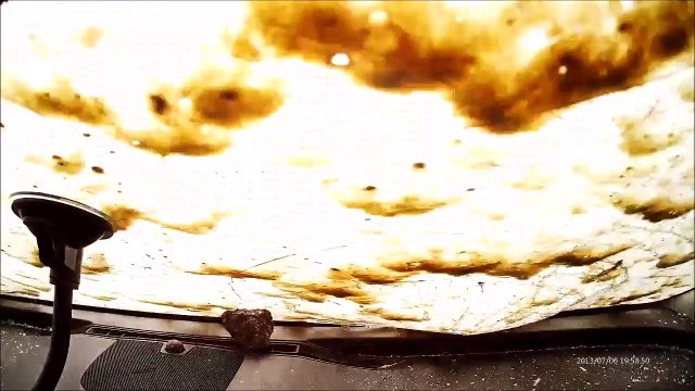 Un automobiliste russe recouvert de boue après l'explosion d'une canalisation. Violent!