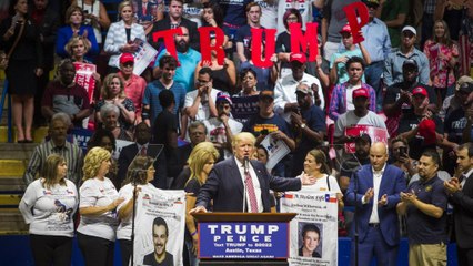 Video herunterladen: Trump campaigns with mothers of children killed by illegal immigrants