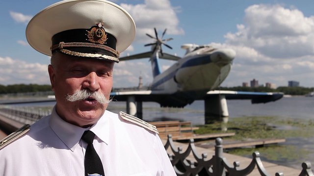 Капитан 1-го ранга Федор Кузнецов благодарит Кинокомпанию «Союз Маринс Групп»