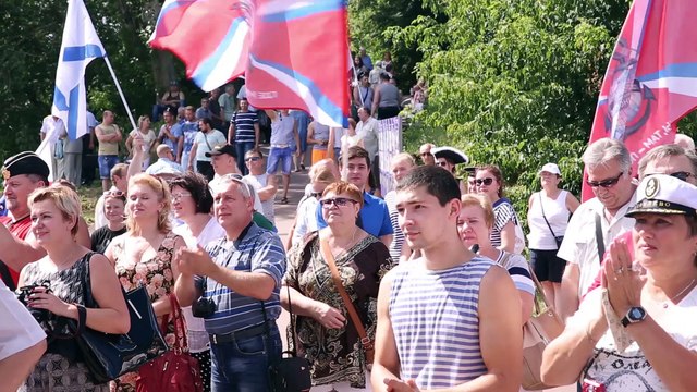 Художник Людмила Веденская благодарит Кинокомпанию «Союз Маринс Групп» за организацию дня военно-морского флота в Москве