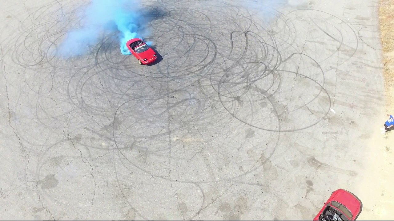 Garçon ou fille... Il le révèle en faisant un burn avec sa voiture