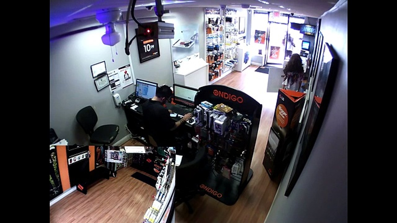 Des  braqueurs enfermés dans le magasin