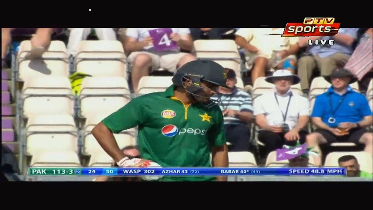 امپائر نے پاکستانی کھلاڑی کے خلاف ایسا حیران کن فیصلہ دیا کہ کمنٹیٹرز بھی حیران رہ گئے