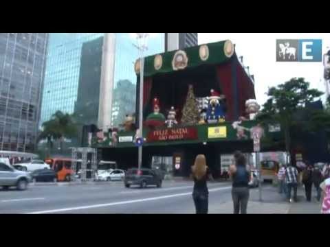 Banda formada por Papais Noeis decora Praça de Natal da Av. Paulista