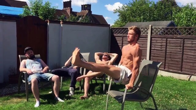 Pendant que certains bronzent, d'autres font de la musculation !