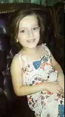 Une fillette chante juste avant qu'une bombe explose devant sa maison en Syrie
