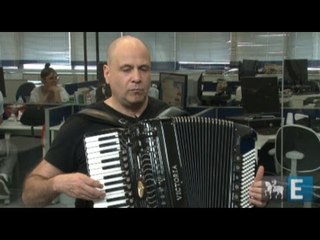 Toninho Ferragutti toca "O Sorriso da Manu"