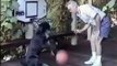 Ce vieux joue au Basketball avec son chien