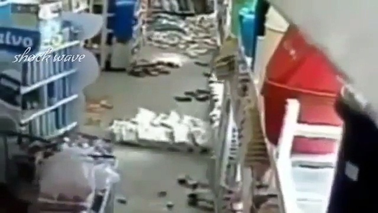 Caméra d'un supermarché pendant le tremblement de terre en Italie - 2016