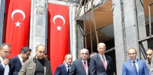 ABD Başkan Yardımcısı Joe Biden, Meclis'te Bombalanan Yerleri Gezdi 3