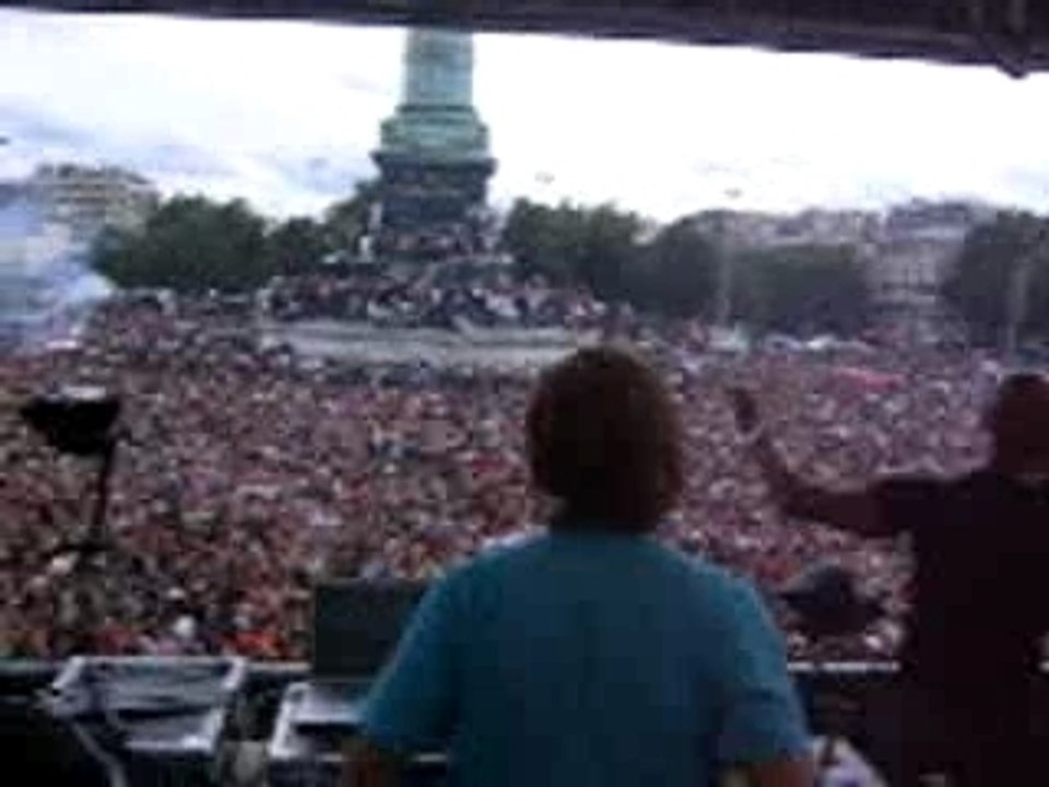 David Guetta Mixe à la Gay Pride Bastille