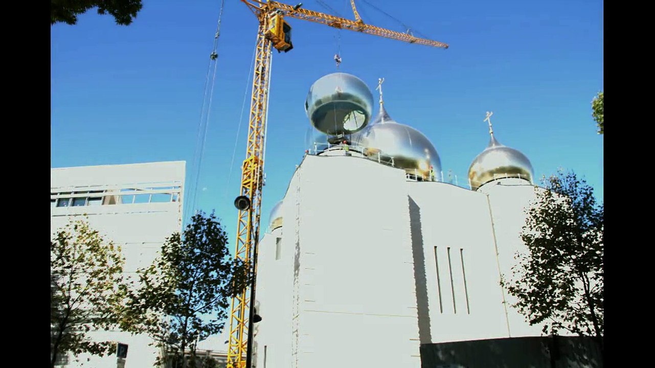Pose du dernier bulbe du centre spirituel orthodoxe russe de Paris