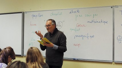 Bernard Friot, auteur français, dirige un atelier d'écriture pour les élèves du Lycée II de Maribor en Slovénie