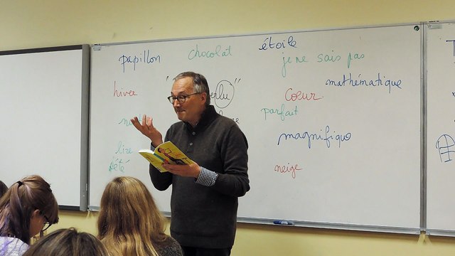 Bernard Friot, auteur français, dirige un atelier d'écriture pour les élèves du Lycée II de Maribor en Slovénie